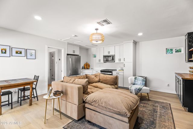 901 E BERRIDGE Lane, Phoenix, AZ 85014