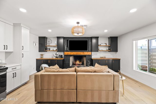 901 E BERRIDGE Lane, Phoenix, AZ 85014