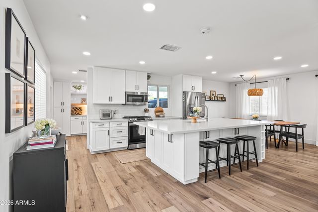 901 E BERRIDGE Lane, Phoenix, AZ 85014