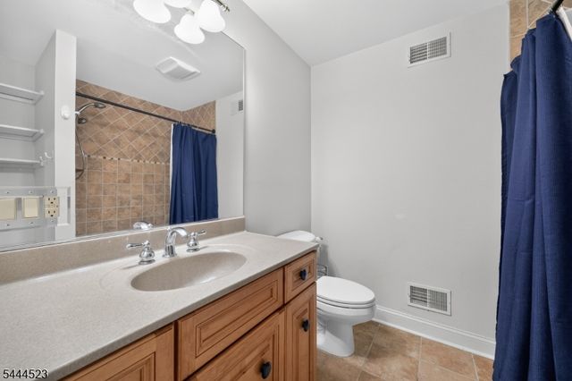 721 Ringwood Ave, Pompton Lakes Boro, NJ 07442