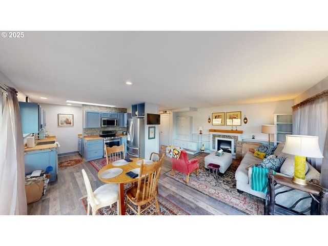 222 DEL NORTE Ln 8, Brookings, OR 97415