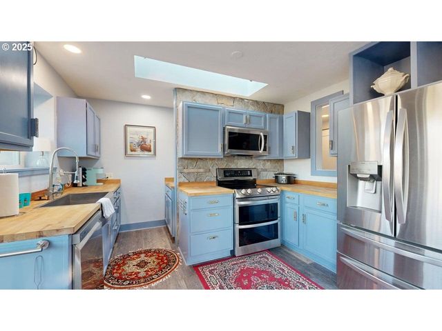 222 DEL NORTE Ln 8, Brookings, OR 97415