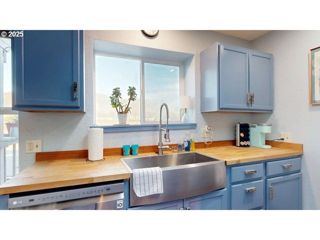 222 DEL NORTE Ln 8, Brookings, OR 97415