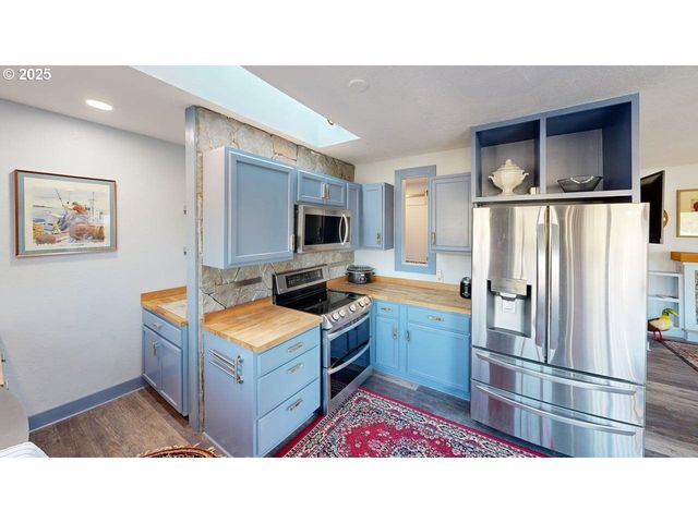 222 DEL NORTE Ln 8, Brookings, OR 97415