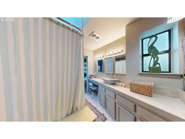 222 DEL NORTE Ln 8, Brookings, OR 97415