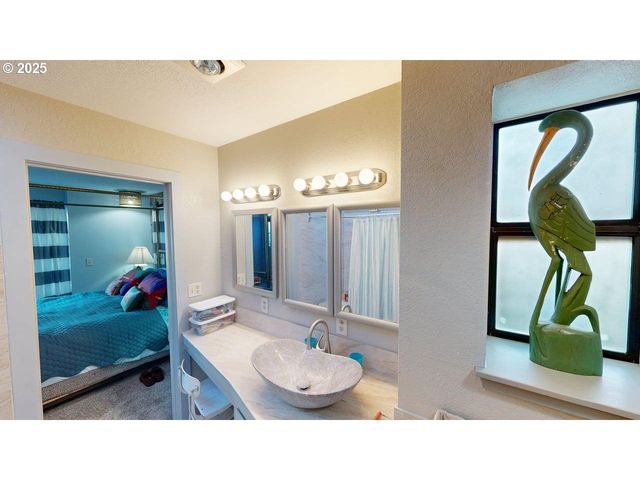 222 DEL NORTE Ln 8, Brookings, OR 97415