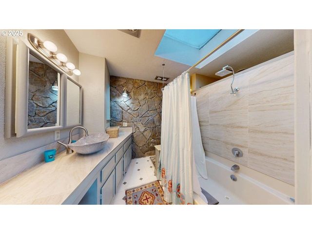 222 DEL NORTE Ln 8, Brookings, OR 97415