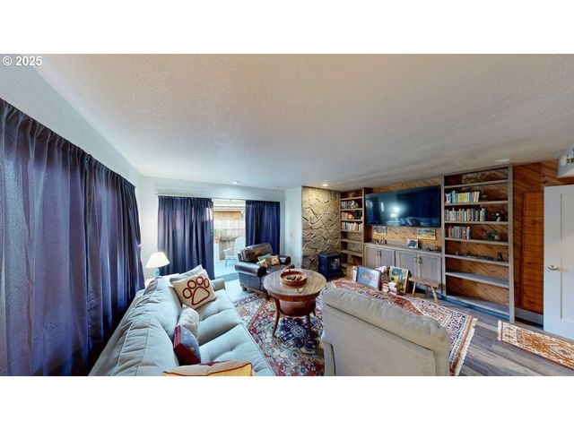 222 DEL NORTE Ln 8, Brookings, OR 97415