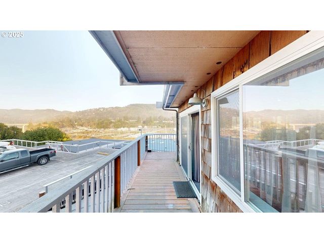 222 DEL NORTE Ln 8, Brookings, OR 97415