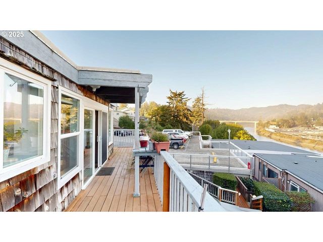 222 DEL NORTE Ln 8, Brookings, OR 97415