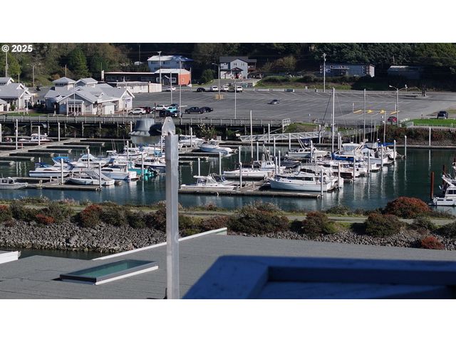 222 DEL NORTE Ln 8, Brookings, OR 97415