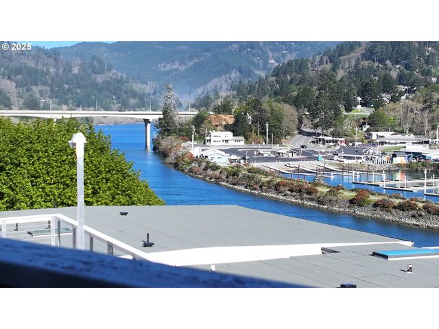 222 DEL NORTE Ln 8, Brookings, OR 97415