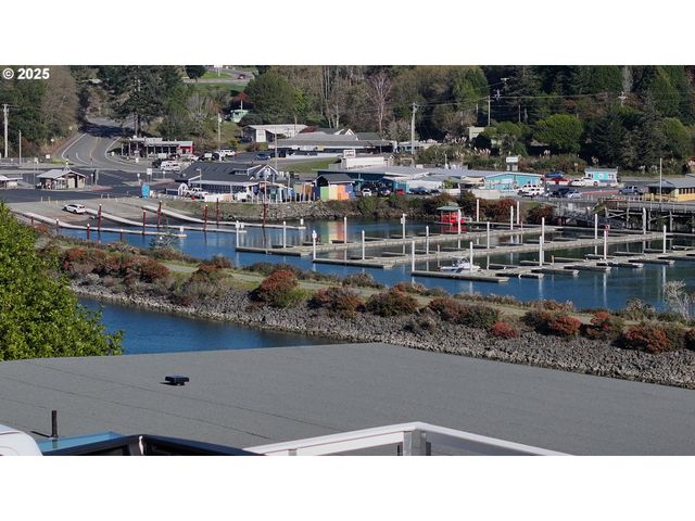 222 DEL NORTE Ln 8, Brookings, OR 97415