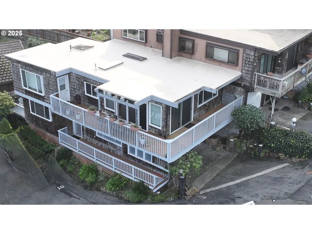 222 DEL NORTE Ln 8, Brookings, OR 97415