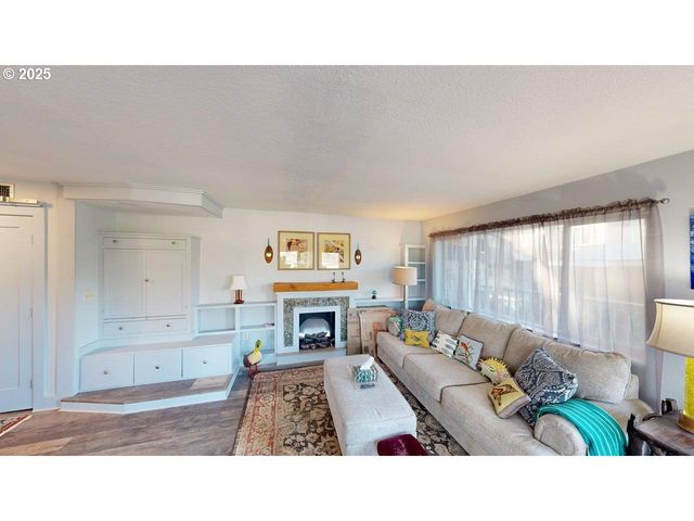 222 DEL NORTE Ln 8, Brookings, OR 97415