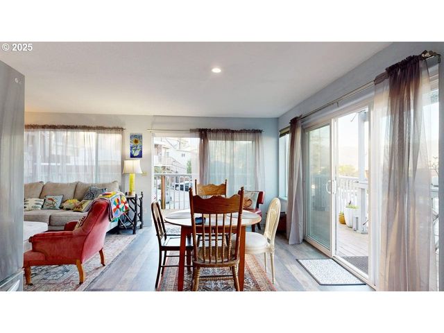 222 DEL NORTE Ln 8, Brookings, OR 97415