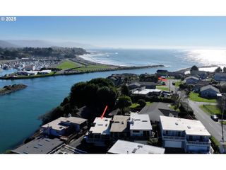 222 DEL NORTE Ln 8, Brookings, OR 97415