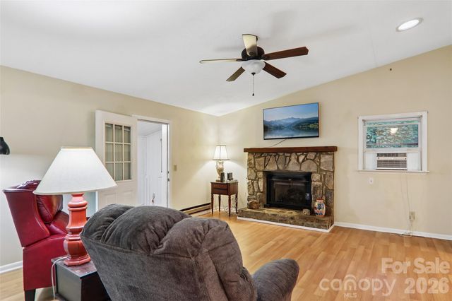 64 Blue Jay Loop, Maggie Valley, NC 28751