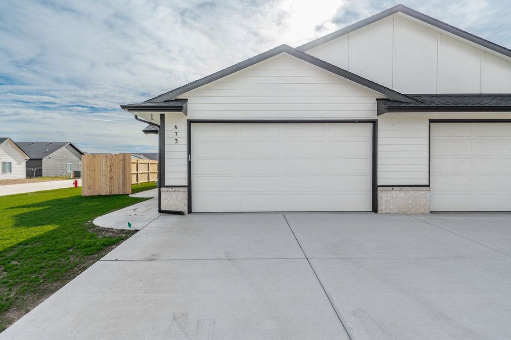 473 E Harper St, Valley Center, KS 67147