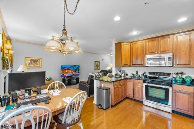 9 Goffle Brook Ct, Hawthorne Boro, NJ 07506