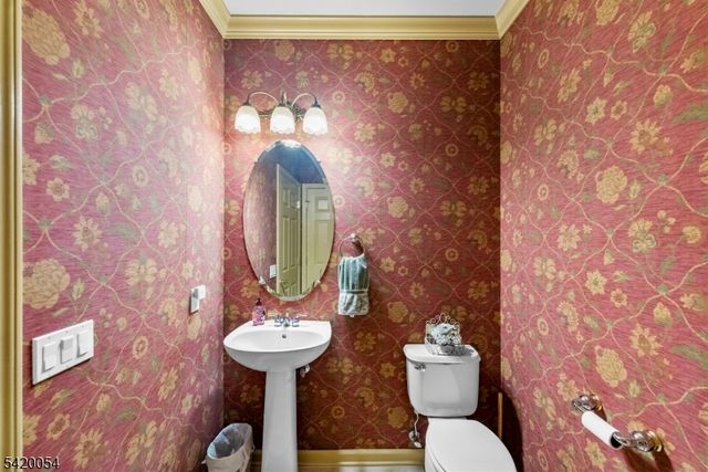 9 Goffle Brook Ct, Hawthorne Boro, NJ 07506