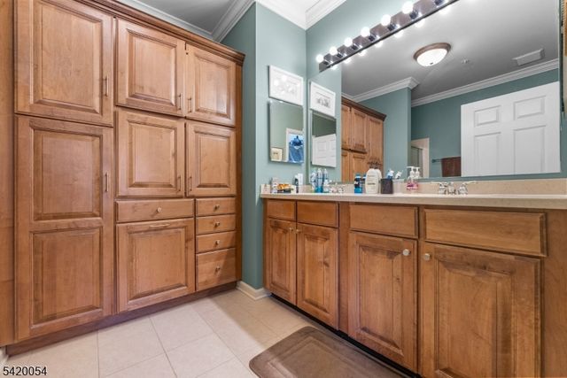 9 Goffle Brook Ct, Hawthorne Boro, NJ 07506