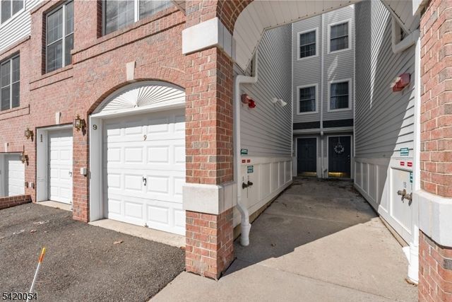 9 Goffle Brook Ct, Hawthorne Boro, NJ 07506