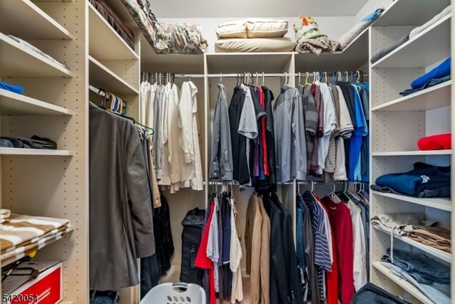 9 Goffle Brook Ct, Hawthorne Boro, NJ 07506