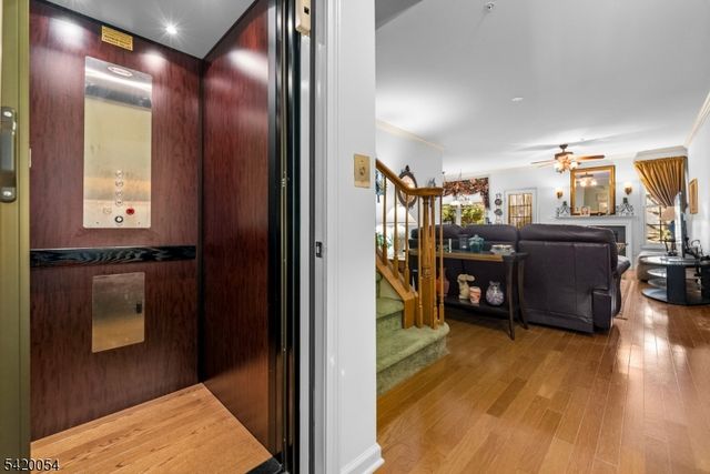 9 Goffle Brook Ct, Hawthorne Boro, NJ 07506