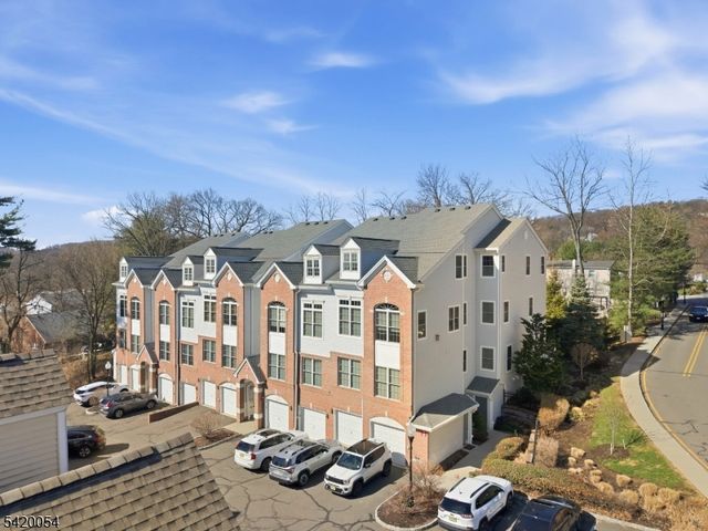 9 Goffle Brook Ct, Hawthorne Boro, NJ 07506