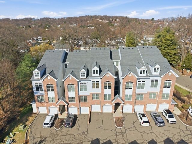 9 Goffle Brook Ct, Hawthorne Boro, NJ 07506