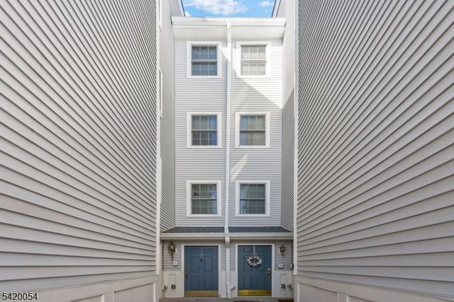 9 Goffle Brook Ct, Hawthorne Boro, NJ 07506