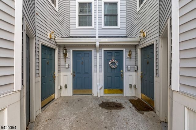 9 Goffle Brook Ct, Hawthorne Boro, NJ 07506