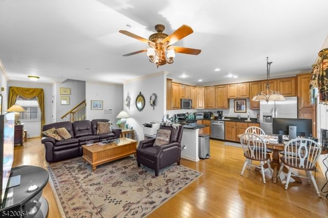 9 Goffle Brook Ct, Hawthorne Boro, NJ 07506