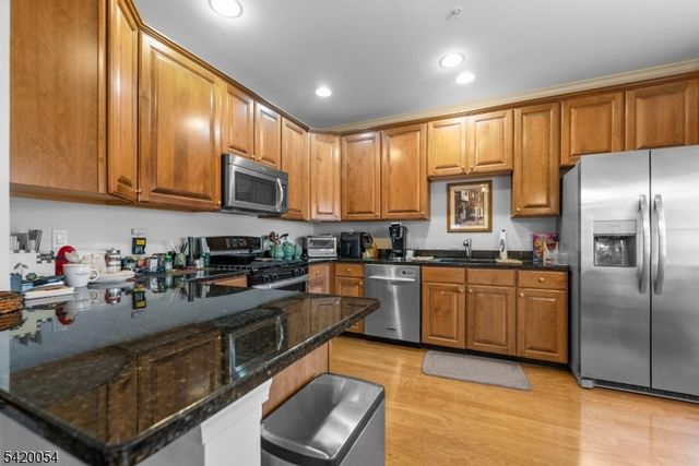 9 Goffle Brook Ct, Hawthorne Boro, NJ 07506