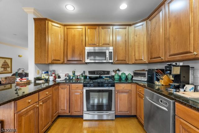 9 Goffle Brook Ct, Hawthorne Boro, NJ 07506