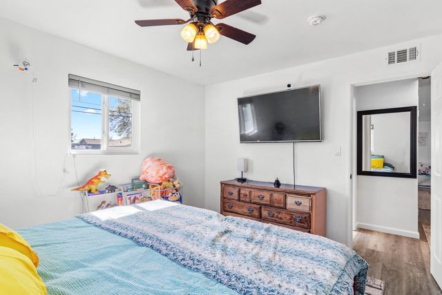 770 E E St, Oakdale, CA 95361