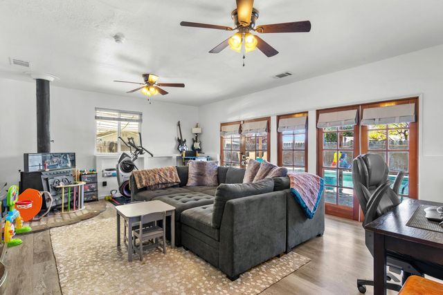 770 E E St, Oakdale, CA 95361