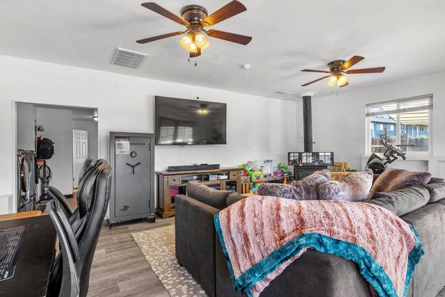 770 E E St, Oakdale, CA 95361