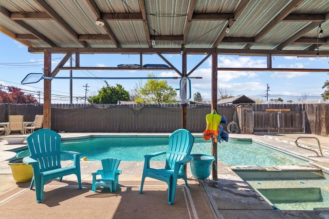 770 E E St, Oakdale, CA 95361