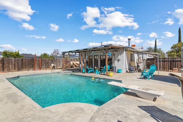 770 E E St, Oakdale, CA 95361