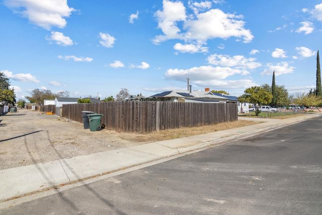 770 E E St, Oakdale, CA 95361