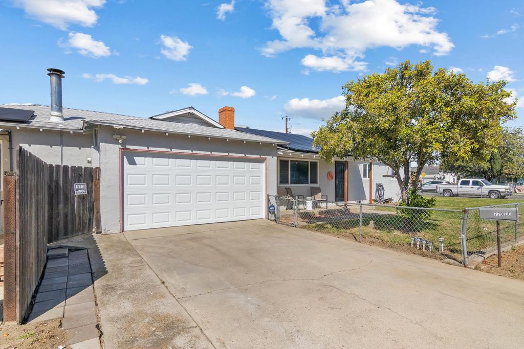770 E E St, Oakdale, CA 95361