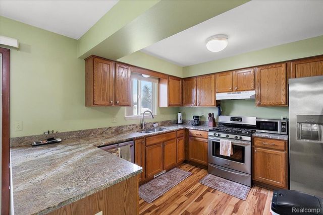 490 Glenn Court, Lake Orion Village, MI 48362