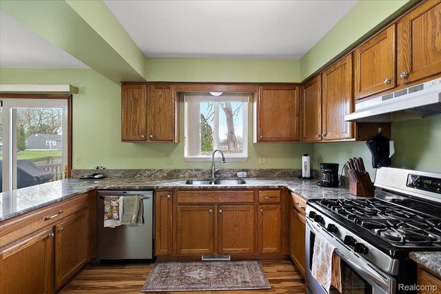 490 Glenn Court, Lake Orion Village, MI 48362