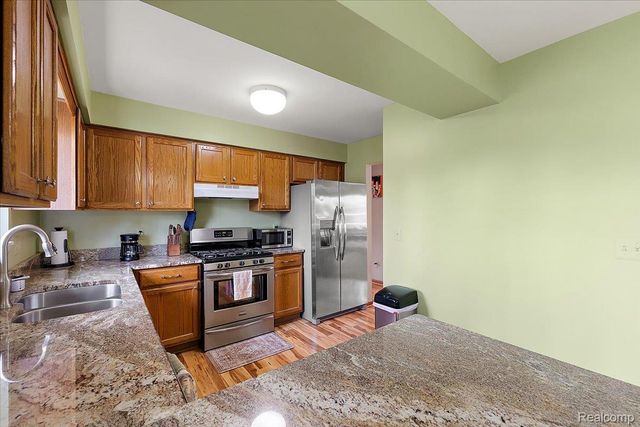 490 Glenn Court, Lake Orion Village, MI 48362