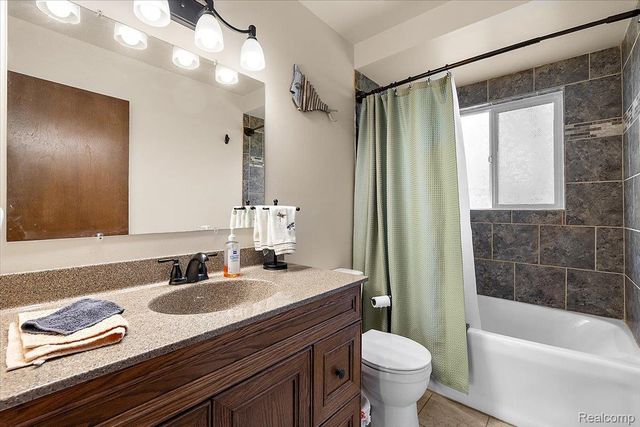 490 Glenn Court, Lake Orion Village, MI 48362