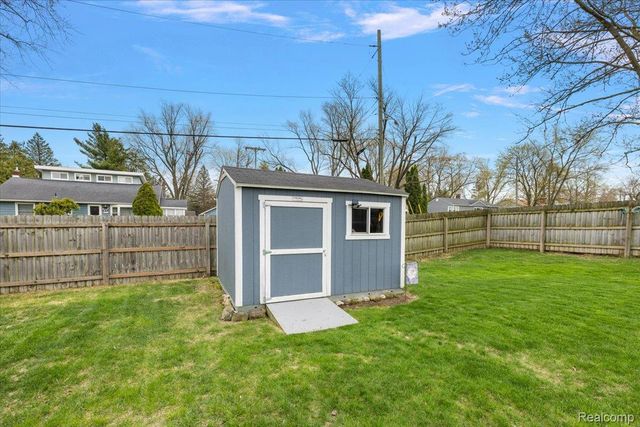 490 Glenn Court, Lake Orion Village, MI 48362