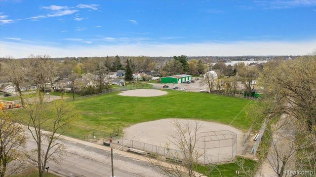 490 Glenn Court, Lake Orion Village, MI 48362