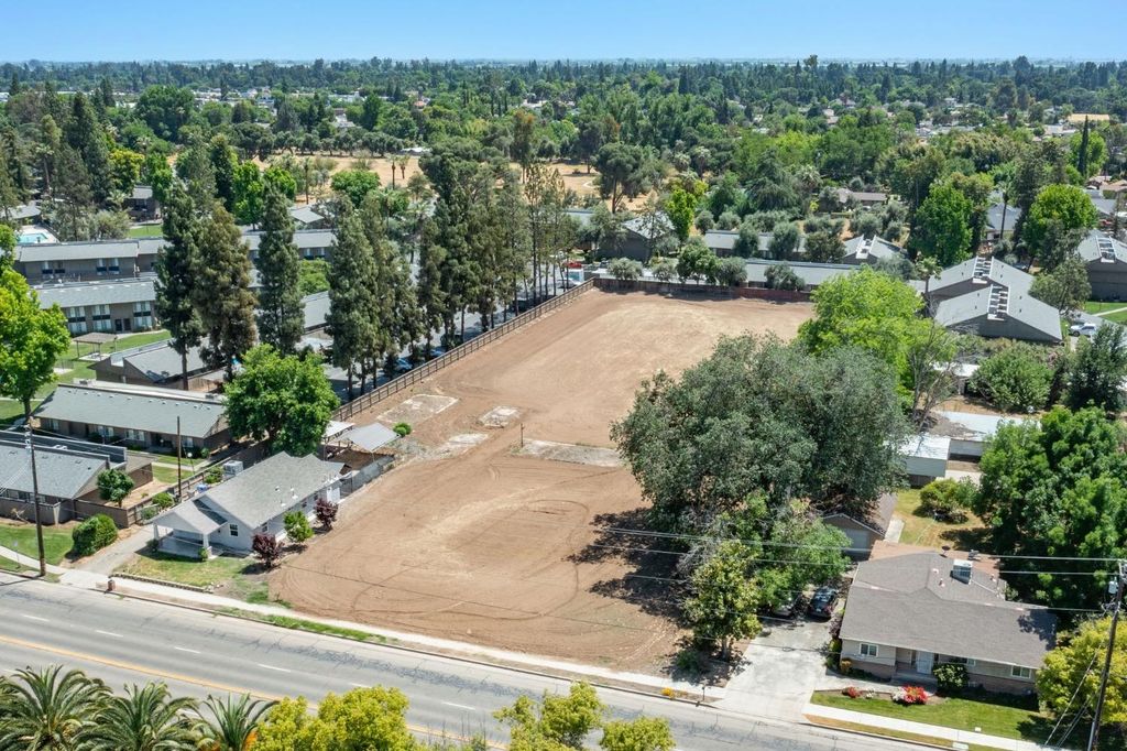 Image 4 of property listing at 5458 E Tulare Street, Fresno, CA 93727